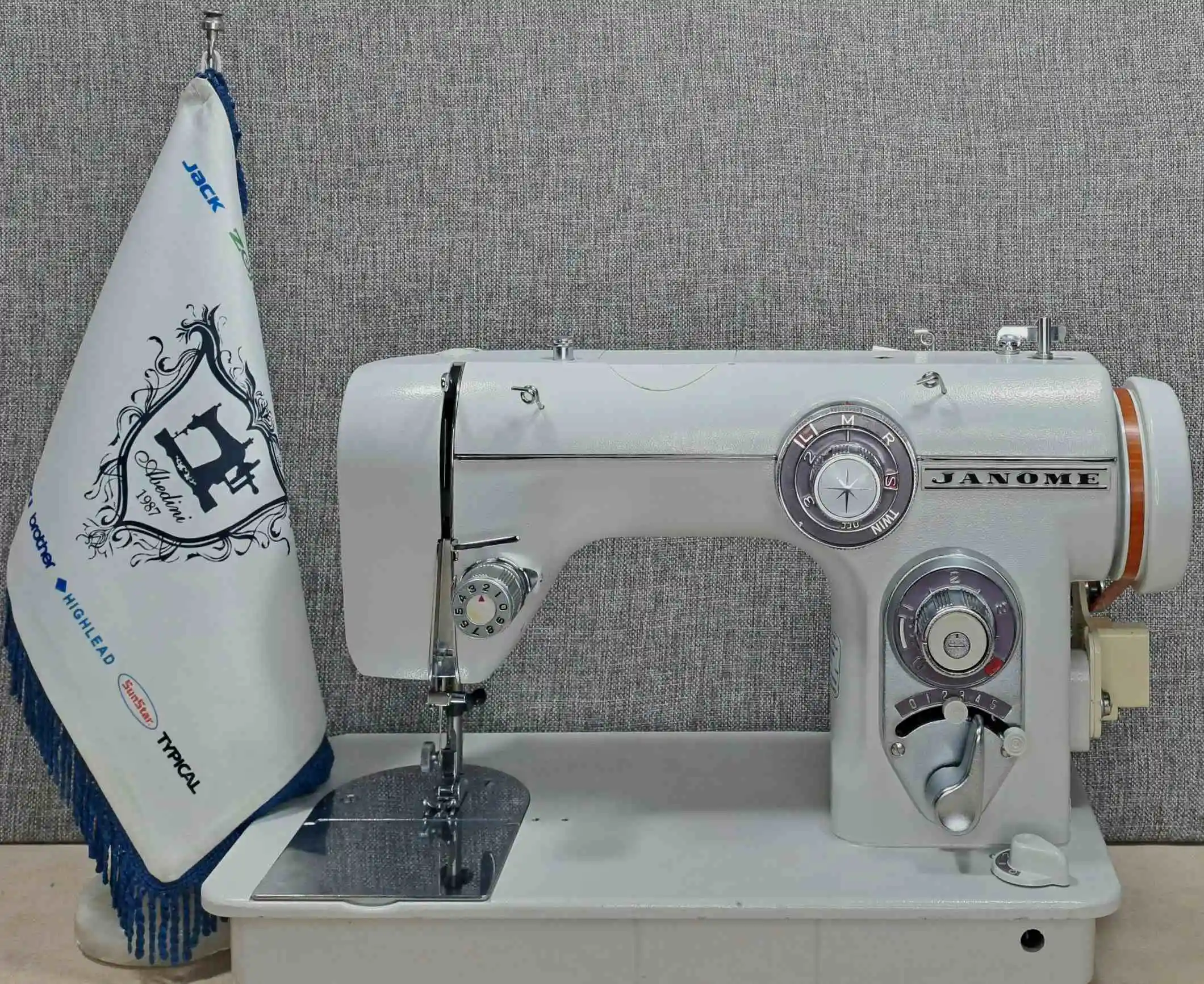 20240127_1345471-ezgif.com-jpg-to-webp-converter چرخ خیاطی ژانومه 672 - عابدینی دوخت